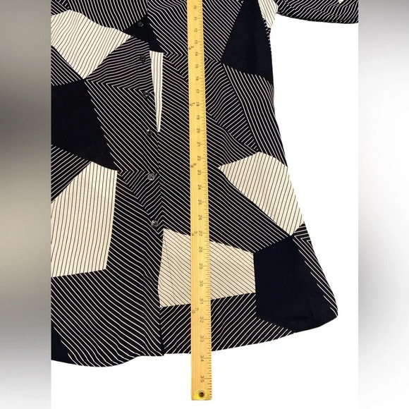 ⚫️ Chicos geometric design black and white tunic size 2 Chicos sizing (12/14) - Picture 6 of 7